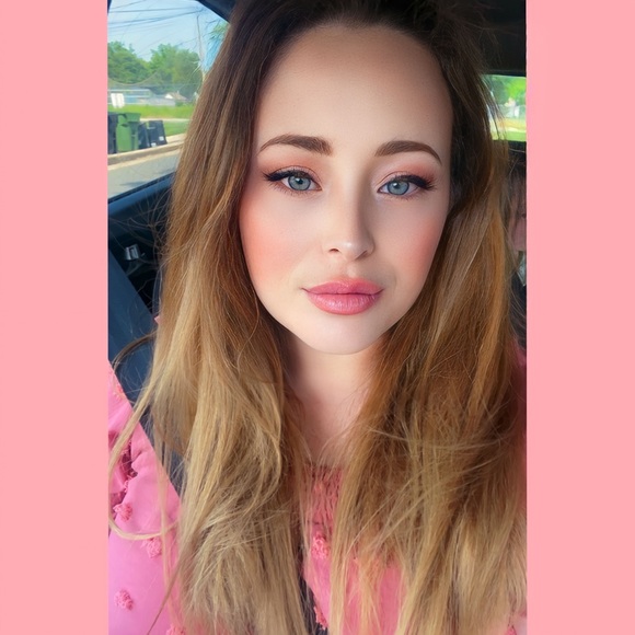 Meet your Posher, Cait - Picture 2 of 4